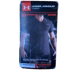 BNWT Mens Under Armour white v-neck Heatgear™️ ORIGINAL short sleeve t-shirt.